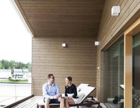 Deck of Nordic Ecolabel house in Kaarina, Finland designed by Eeva-Maria Timlin feat. Siparila Topcoat®-V and W exterior wood siding in natural “roasted wheat” tone